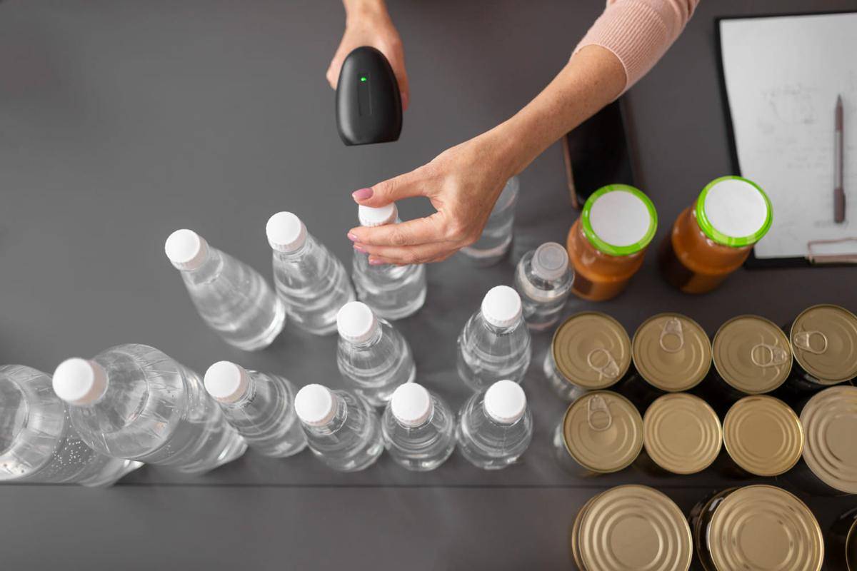 ilustrasi produk botol air mineral (freepik.com/freepik)